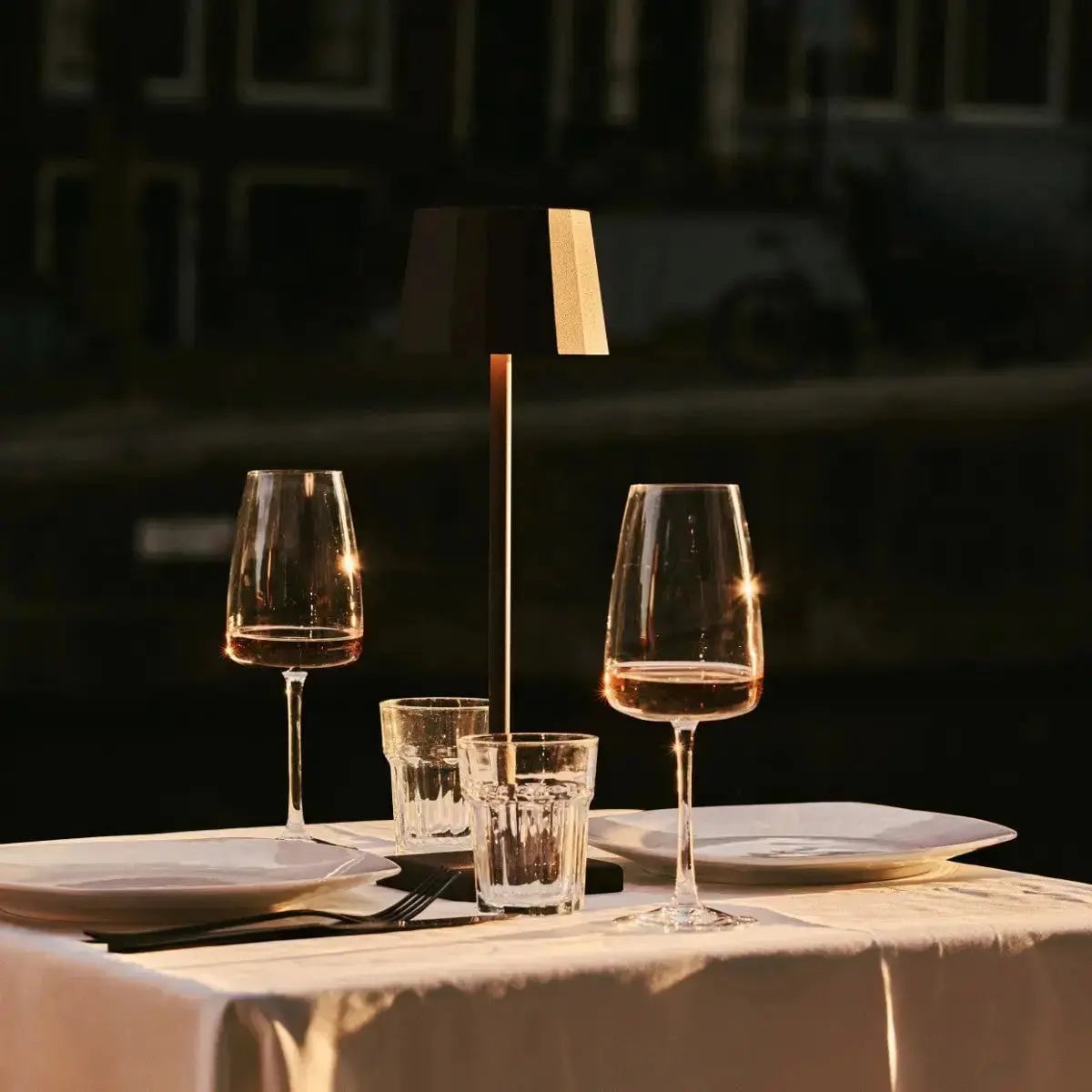 Combiset Professioneel | 4 x Wouter Mokkabruin Oplaadbare Tafellampen & 1 x Amstel Oplaadstation