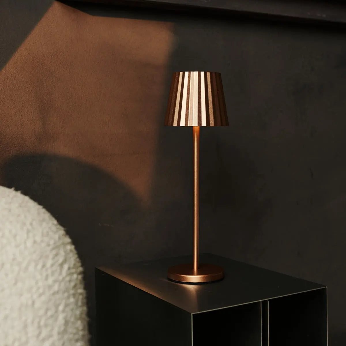 Maya koperen geribbelde tafellamp | 3 lichtmodi en oplaadbaar via laadstation