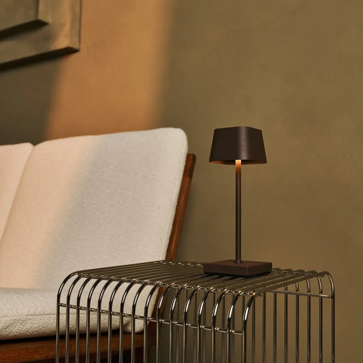 Combiset Professioneel | 8 x Sarphati Mini Mokka Bruin Oplaadbare Tafellampen & 1 x Centraal Station Oplaadstation