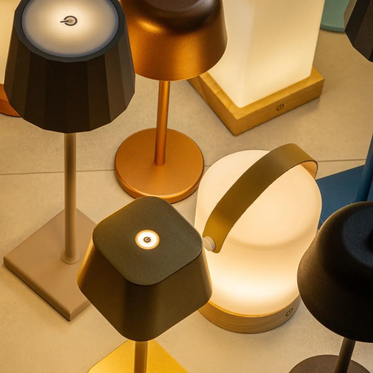 Avery Lichtbruine Oplaadbare Houten Tafellamp | Leren band, draadloos en dimbaar