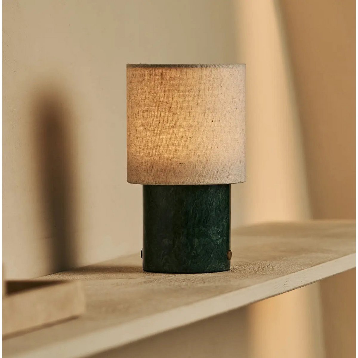 Onoda Groen – Verde Alpi Marmeren Oplaadbare Tafellamp | Authentieke, verwisselbare lampenkap en linnenmix