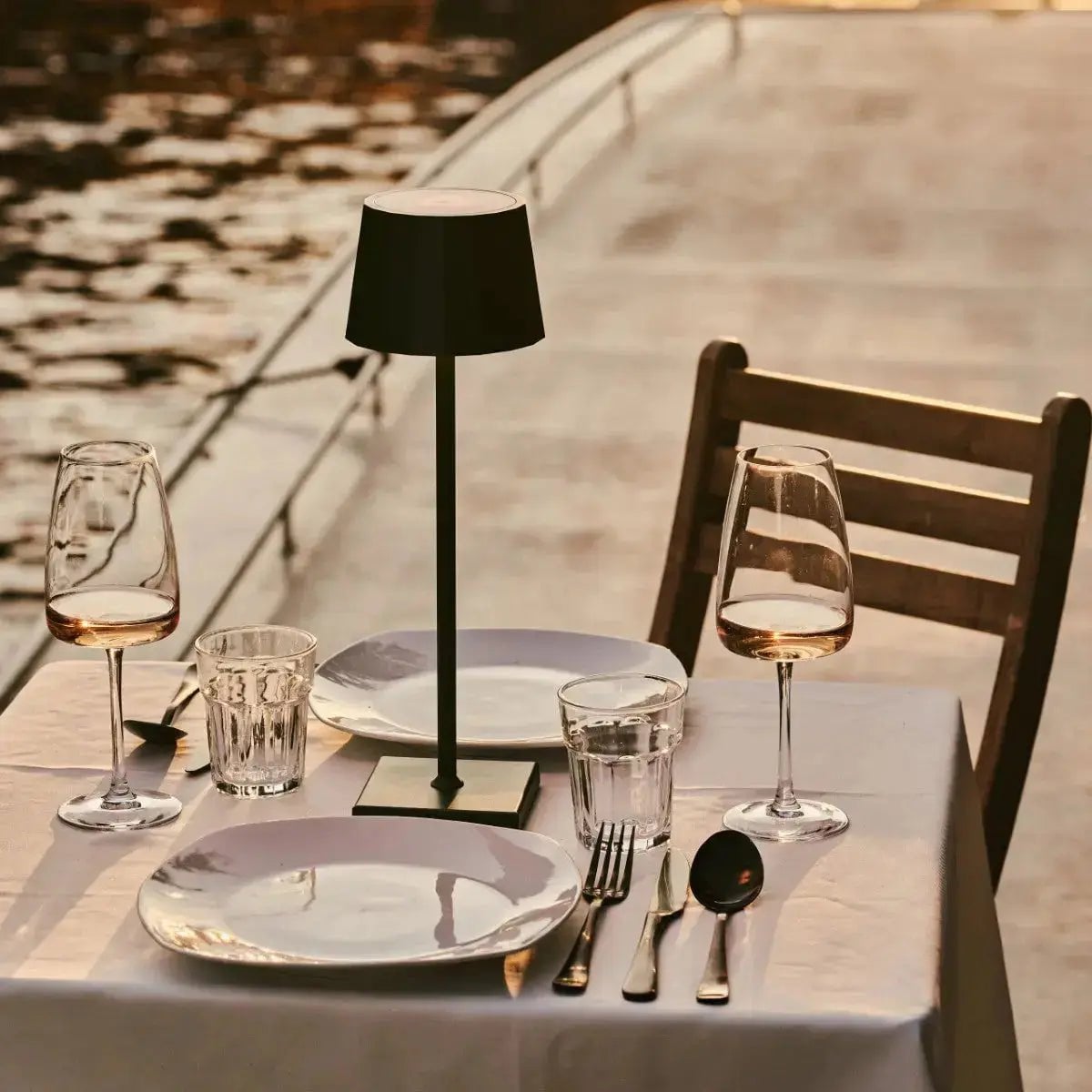 Combiset Professioneel | 8 x Wouter Delfts Blauw Oplaadbare Tafellampen & 1 x Centraal Station Oplaadstation