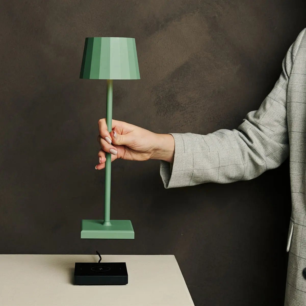 Wouter Saliegroene Oplaadbare Tafellamp | Draadloos opladen en batterijduur van 120 uur