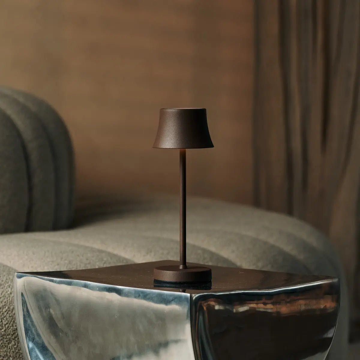 Combiset Professioneel | 4 x De Pijp Mini Mokka Bruin Oplaadbare Tafellampen & 1 x Amstel Oplaadstation