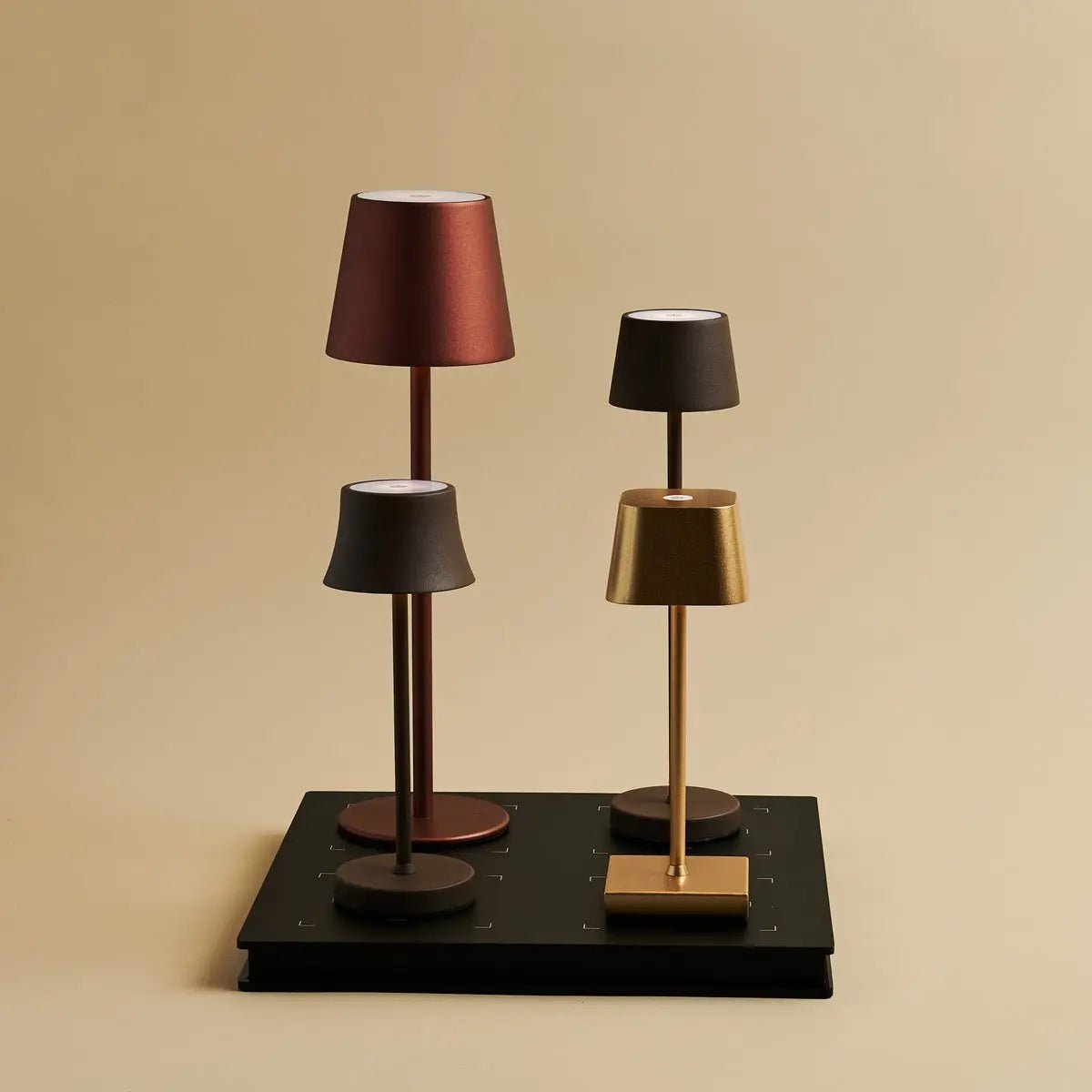 Combiset Professioneel | 4 x Maya Shadow Grey oplaadbare tafellampen en 1 x Amstel laadstation