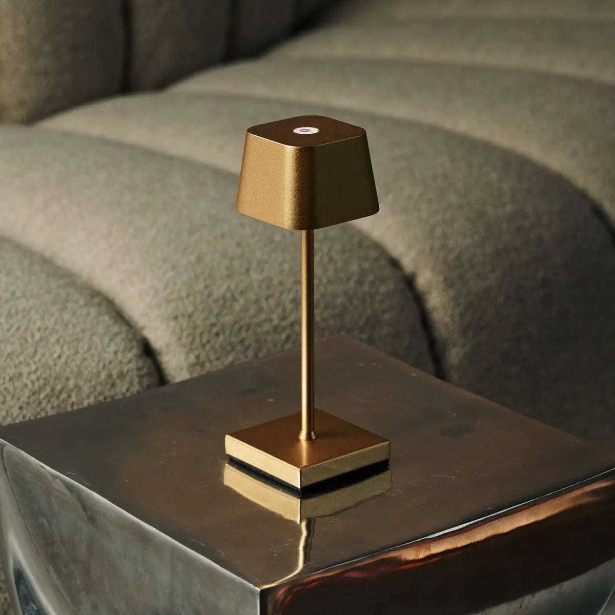 Combiset Professioneel | 8 x Sarphati Mini Gold oplaadbare tafellampen en 1 x laadstation voor het centraal station