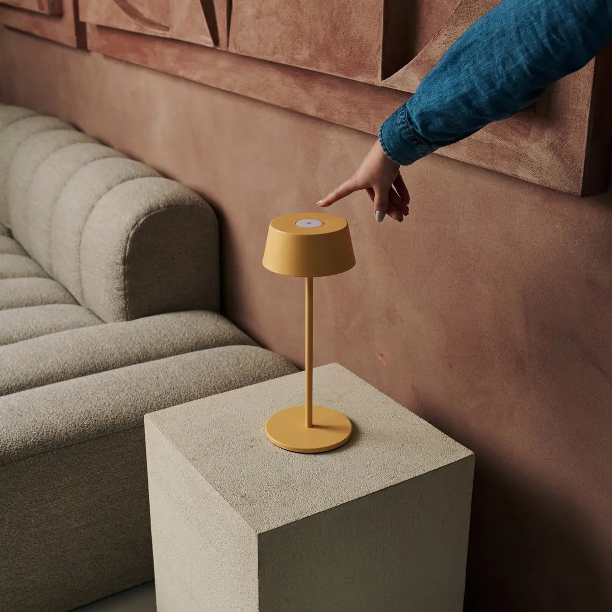 Hugo Amber Geel Oplaadbare Ijzeren Tafellamp | Dimbaar, stijlvol en draadloos