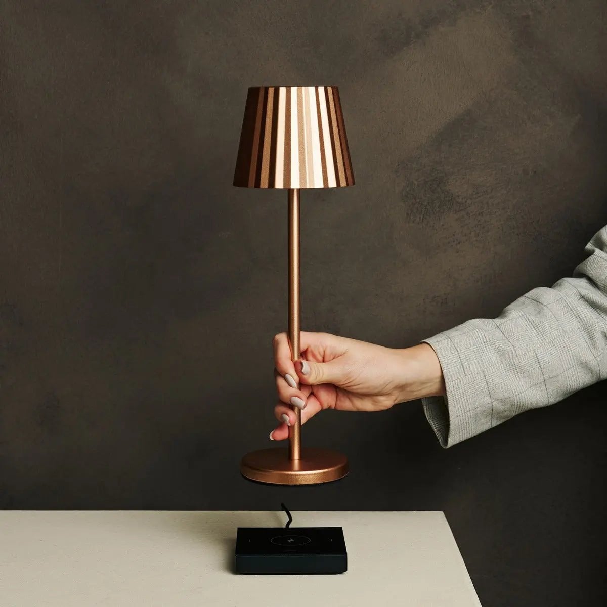 Maya koperen geribbelde tafellamp | 3 lichtmodi en oplaadbaar via laadstation