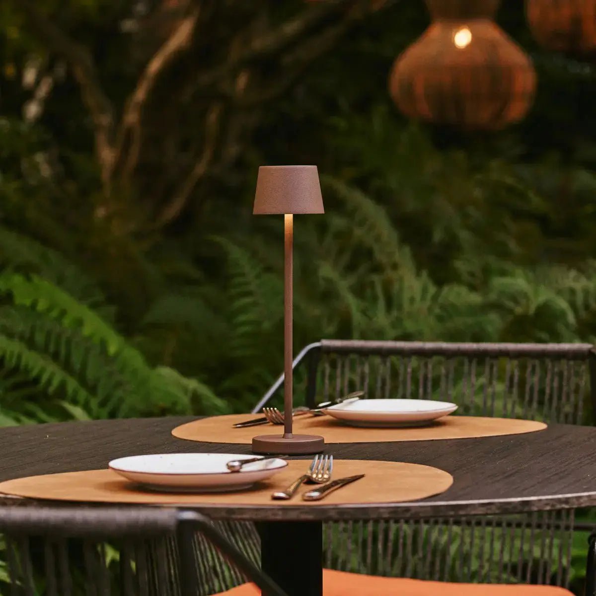 Combiset Professioneel | 4 x Vondel Mini Mokka Bruin Oplaadbare Tafellampen & 1 x Amstel Oplaadstation