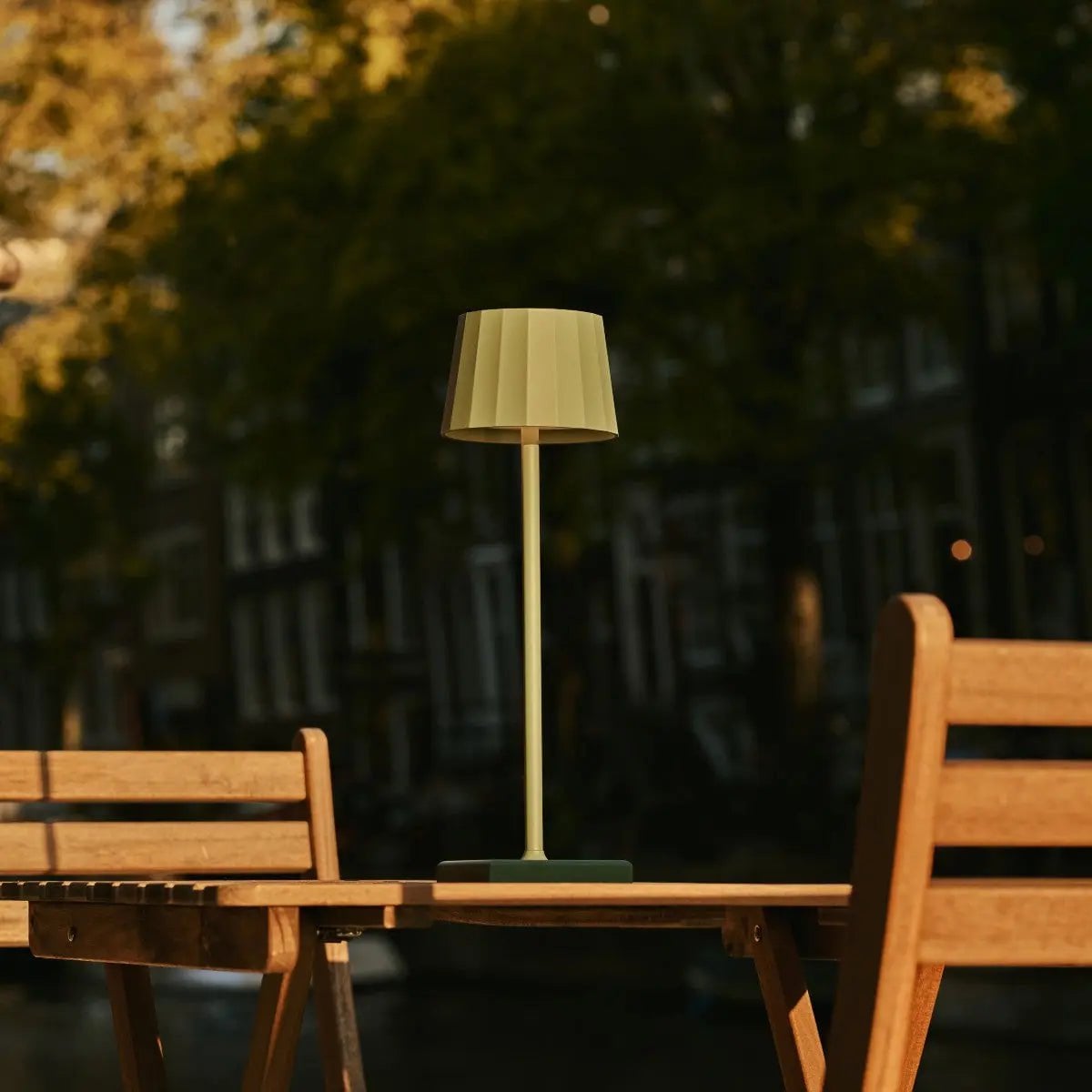 Wouter Saliegroene Oplaadbare Tafellamp | Draadloos opladen en batterijduur van 120 uur