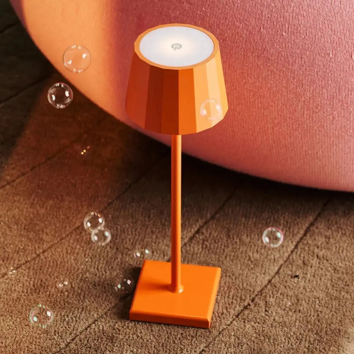 Combiset Professioneel | 8 x Wouter Blossom Oranje Oplaadbare Tafellampen & 1 x Centraal Station Oplaadstation