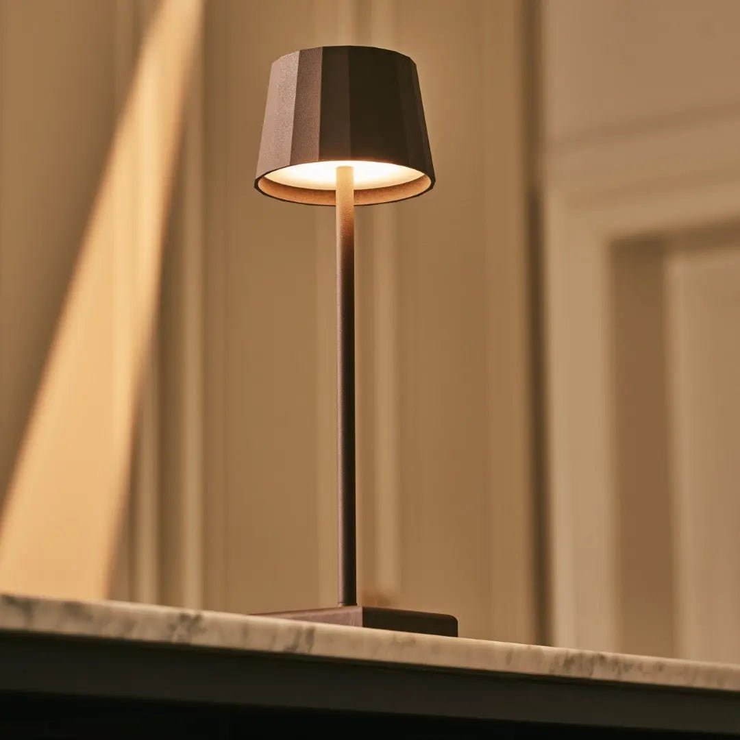 Combiset Professioneel | 4 x Wouter Mokkabruin Oplaadbare Tafellampen & 1 x Amstel Oplaadstation