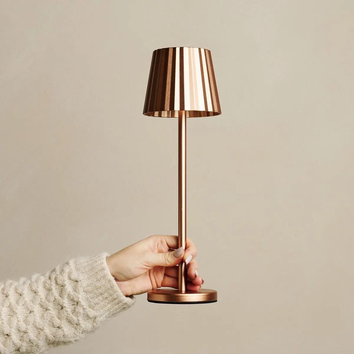 Maya koperen geribbelde tafellamp | 3 lichtmodi en oplaadbaar via laadstation