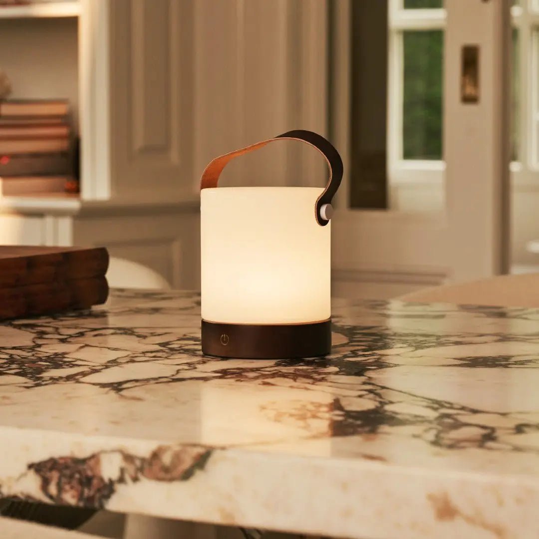 Avery Donkerbruine Oplaadbare Houten Tafellamp | Leren band, draadloos en dimbaar