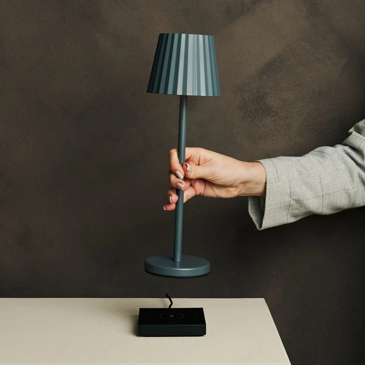 Maya steengrijze geribbelde tafellamp gemaakt | 3 lichtmodi en oplaadbaar via laadstation