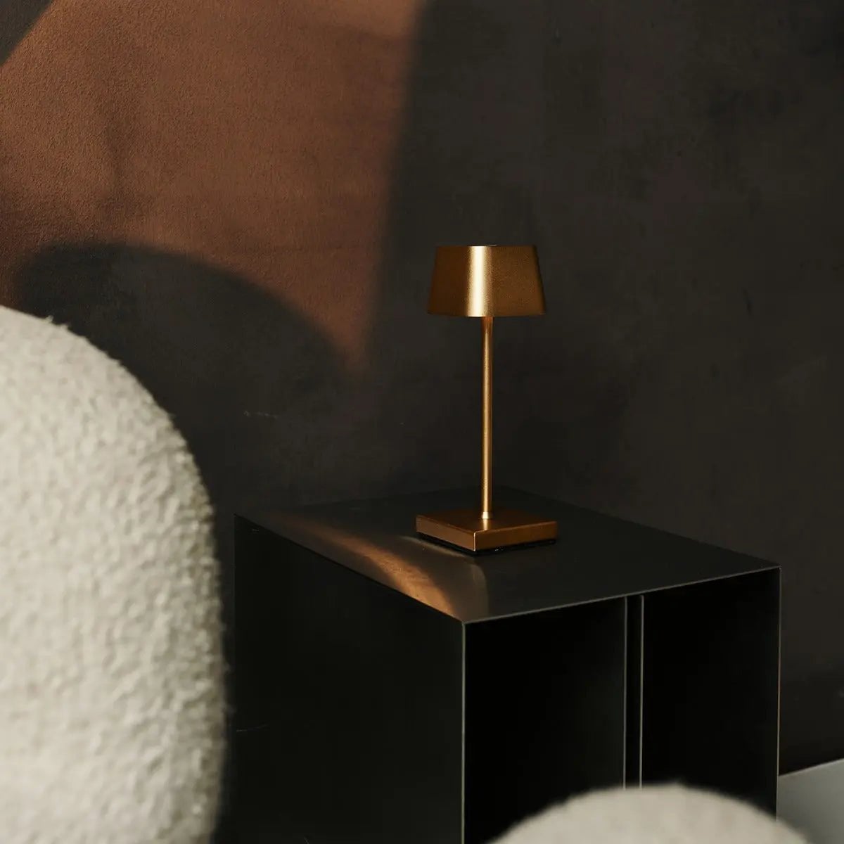 Combiset Professioneel | 8 x Sarphati Mini Gold oplaadbare tafellampen en 1 x laadstation voor het centraal station