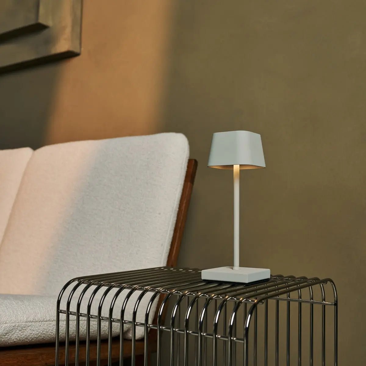 Combiset Professioneel | 4 x Sarphati Mini Schaduwgrijs Oplaadbare Tafellampen voor Horeca & 1 x Amstel Laadstation