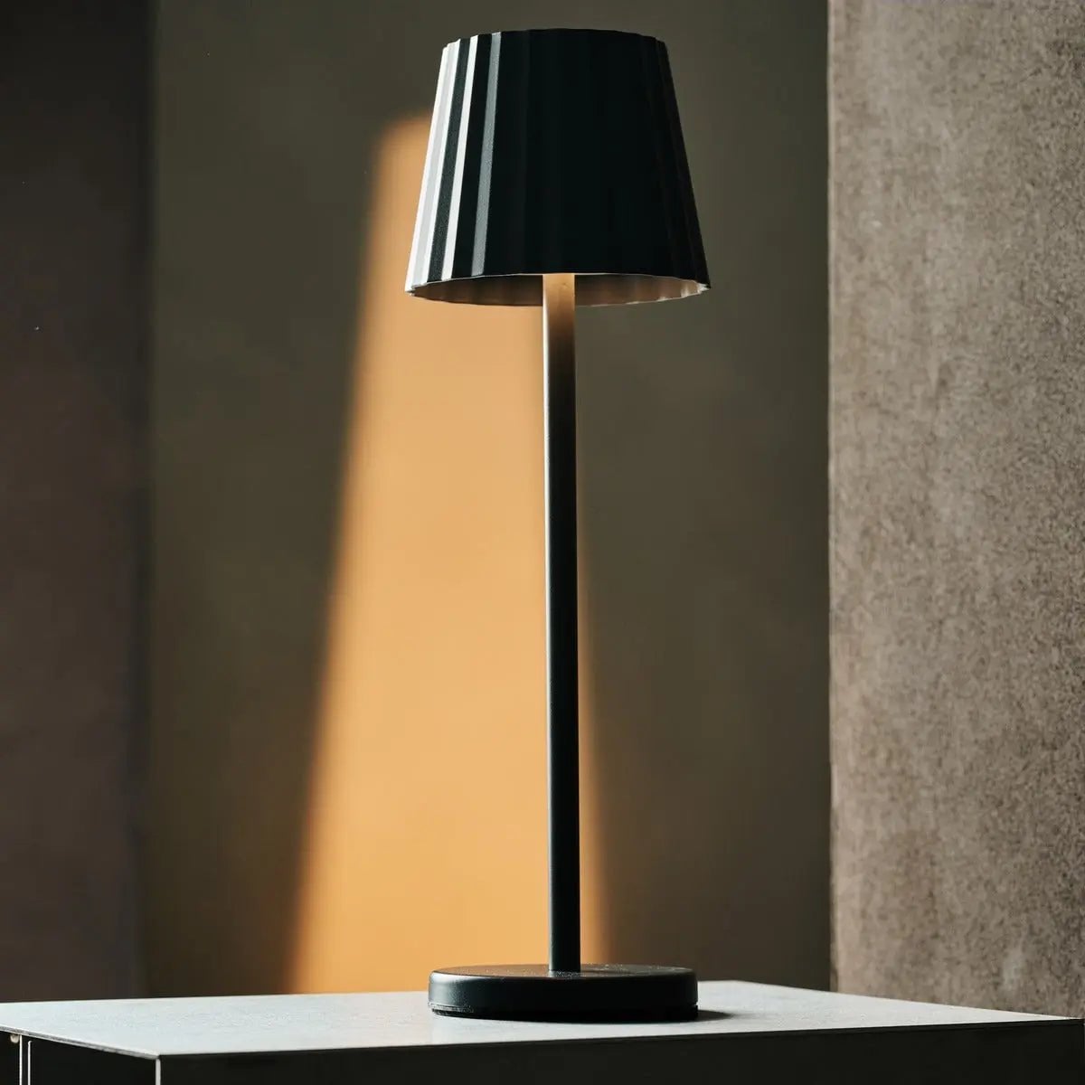 Combiset Professioneel | 8 x May steengrijze oplaadbare tafellampen en 1 x laadstation voor het Central Station