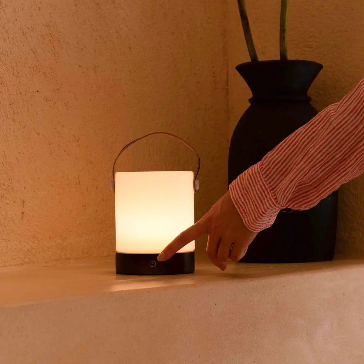 Avery Donkerbruine Oplaadbare Houten Tafellamp | Leren band, draadloos en dimbaar