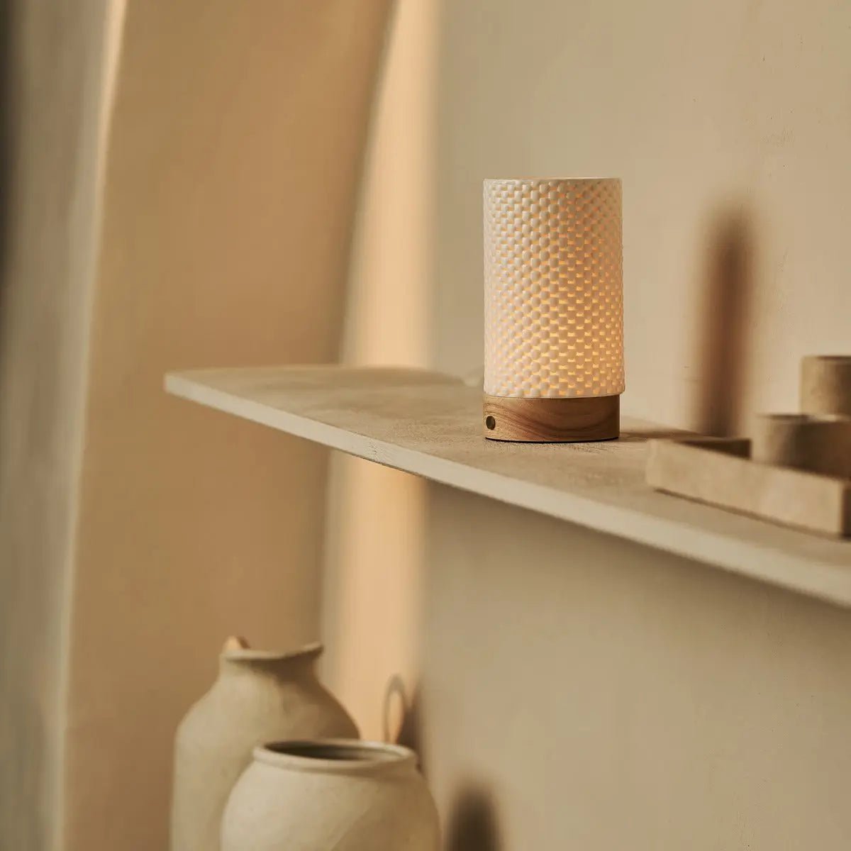 Luna Lichtbruine Houten Oplaadbare Tafellamp | 3D-geprint porselein, dimbaar en batterijduur tot 100 uur