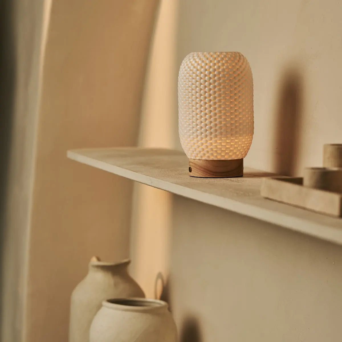 Aurora Lichtbruine Houten Snoerloze Tafellamp | 3D-geprint porselein, dimbaar en batterijduur tot 100 uur