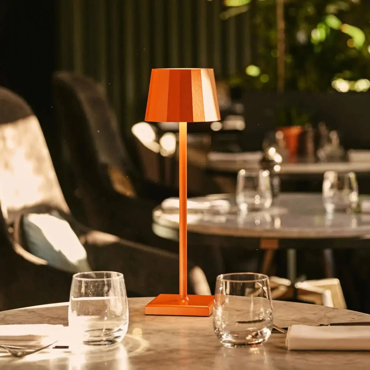 Combiset Professioneel | 4 x Wouter Blossom Oranje Oplaadbare Tafellampen & 1 x Amstel Oplaadstation