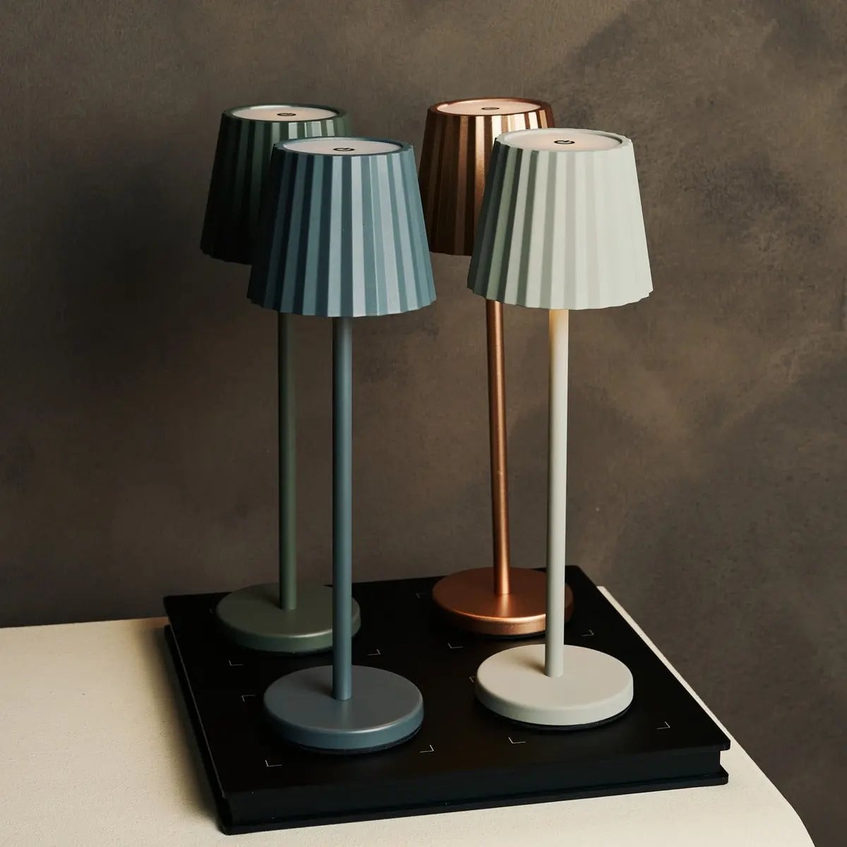 Maya steengrijze geribbelde tafellamp gemaakt | 3 lichtmodi en oplaadbaar via laadstation