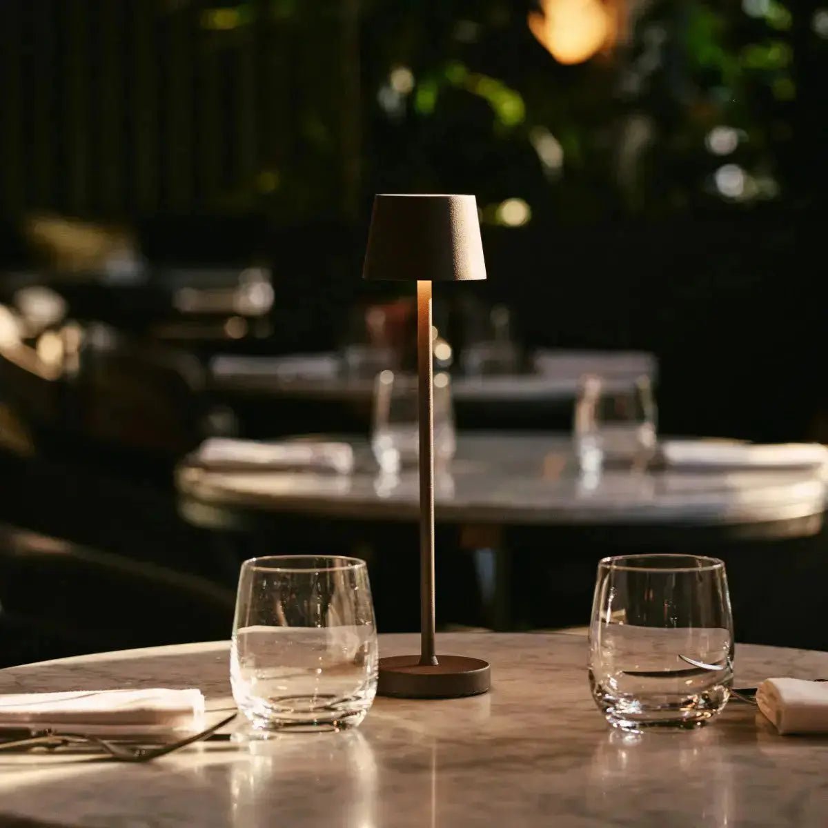 Combiset Professioneel | 4 x Vondel Mini Mokka Bruin Oplaadbare Tafellampen & 1 x Amstel Oplaadstation