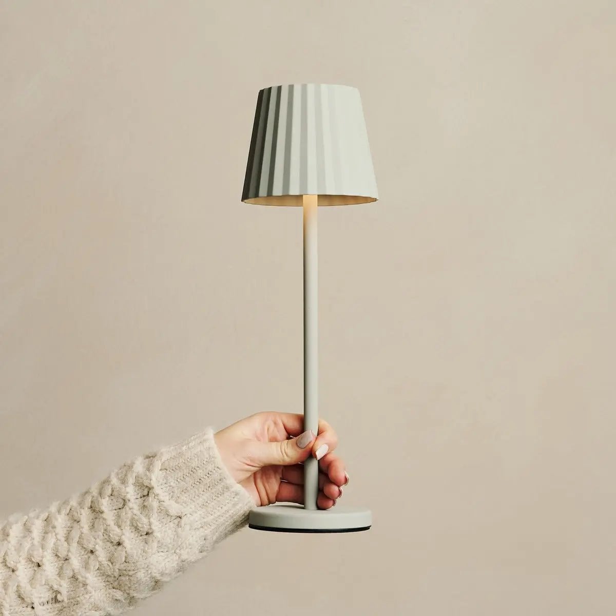 Combiset Professioneel | 8 x Maya Shadow Grey oplaadbare tafellampen en 1 x Central Station-oplaadstation