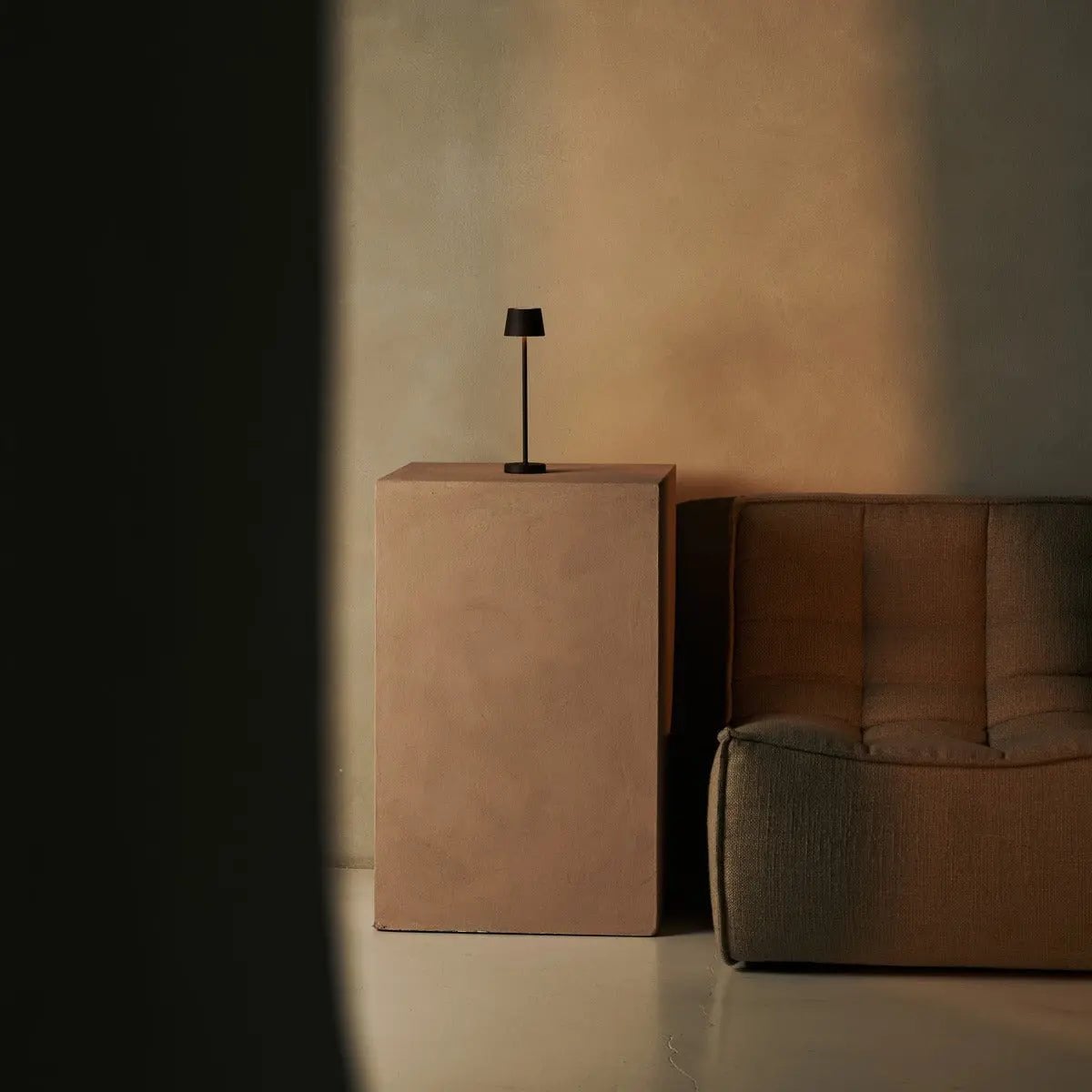 Combiset Professioneel | 4 x Vondel Mini Mokka Bruin Oplaadbare Tafellampen & 1 x Amstel Oplaadstation