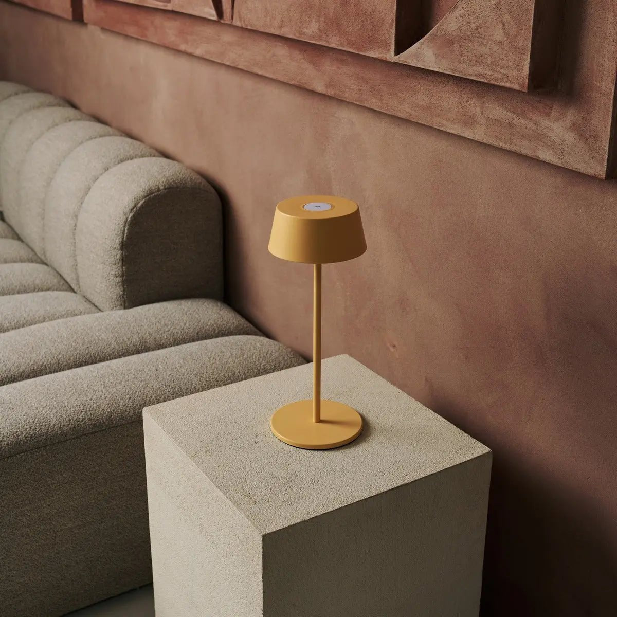 Hugo Amber Geel Oplaadbare Ijzeren Tafellamp | Dimbaar, stijlvol en draadloos