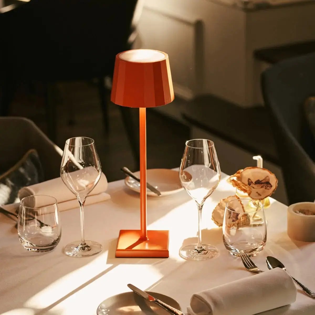 Combiset Professioneel | 8 x Wouter Blossom Oranje Oplaadbare Tafellampen & 1 x Centraal Station Oplaadstation