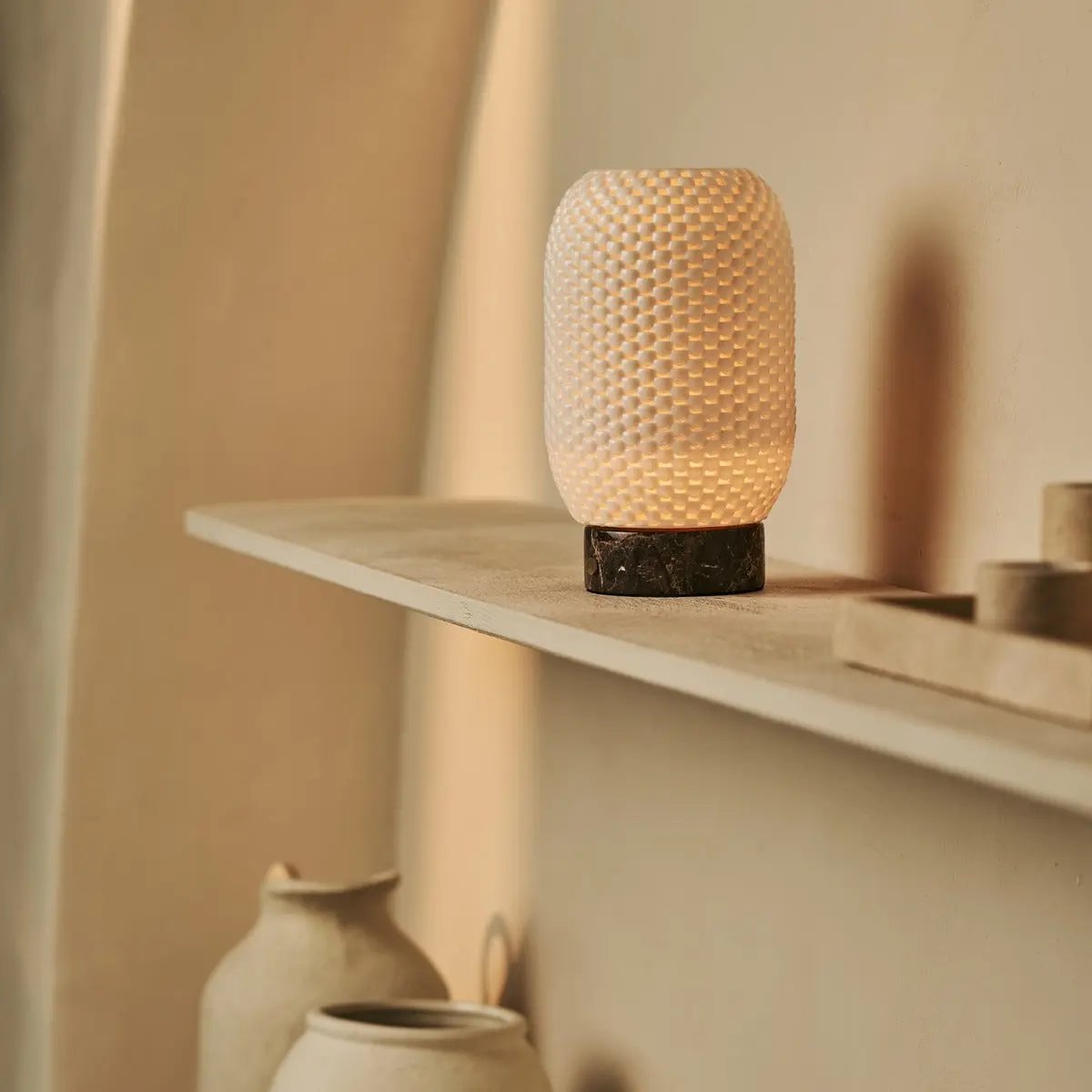 Aurora Donkerbruin Marmeren Snoerloze Tafellamp | 3D-geprint porselein, dimbaar en batterijduur tot 100 uur