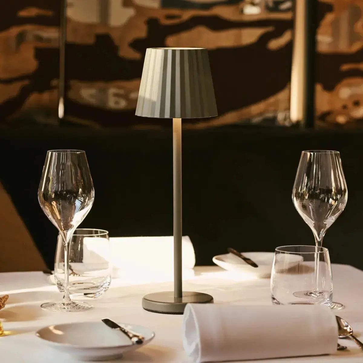 Maya Olijfgroene Geribbelde Tafellamp | 3 lichtmodi, oplaadbaar via laadstation