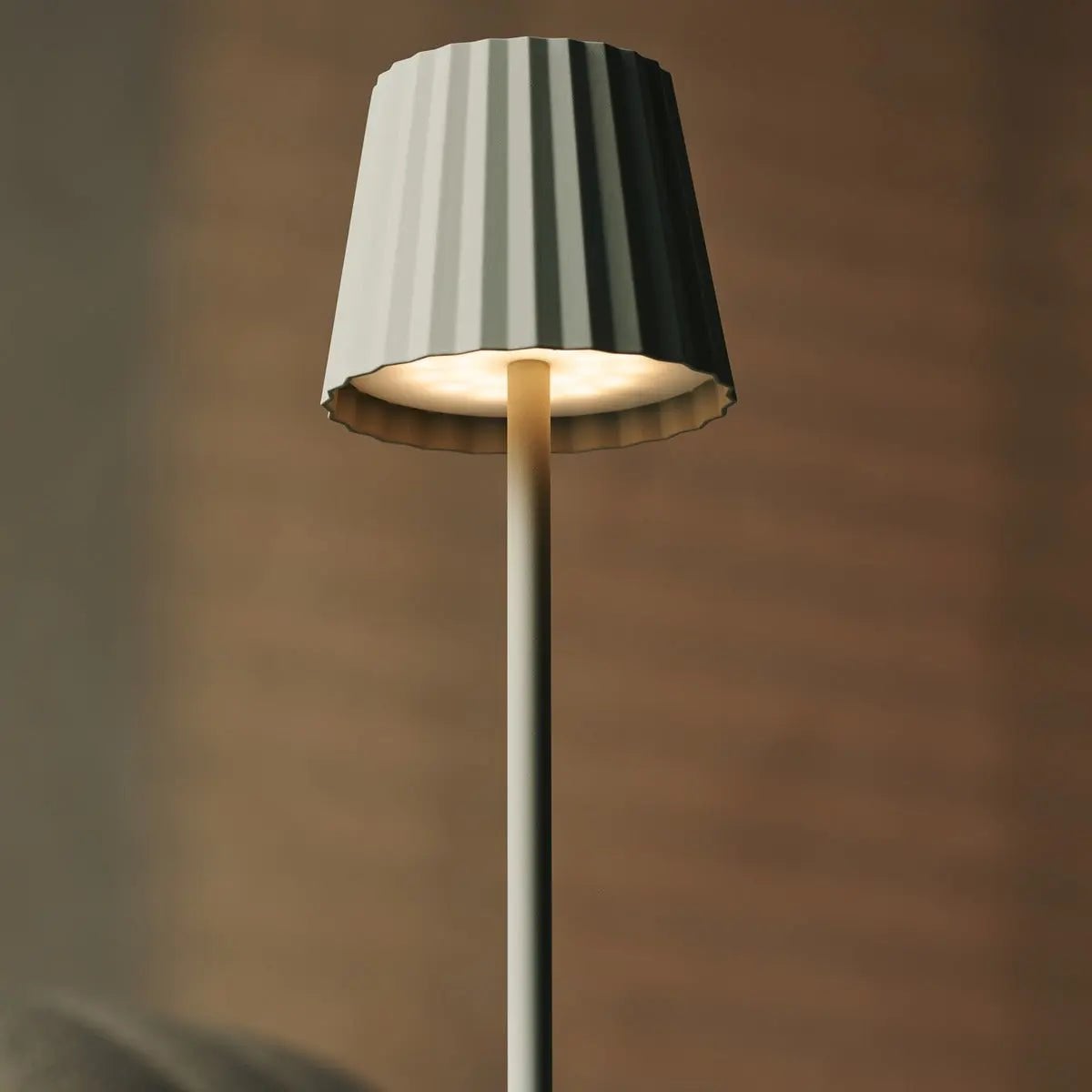 Combiset Professioneel | 4 x Maya Shadow Grey oplaadbare tafellampen en 1 x Amstel laadstation