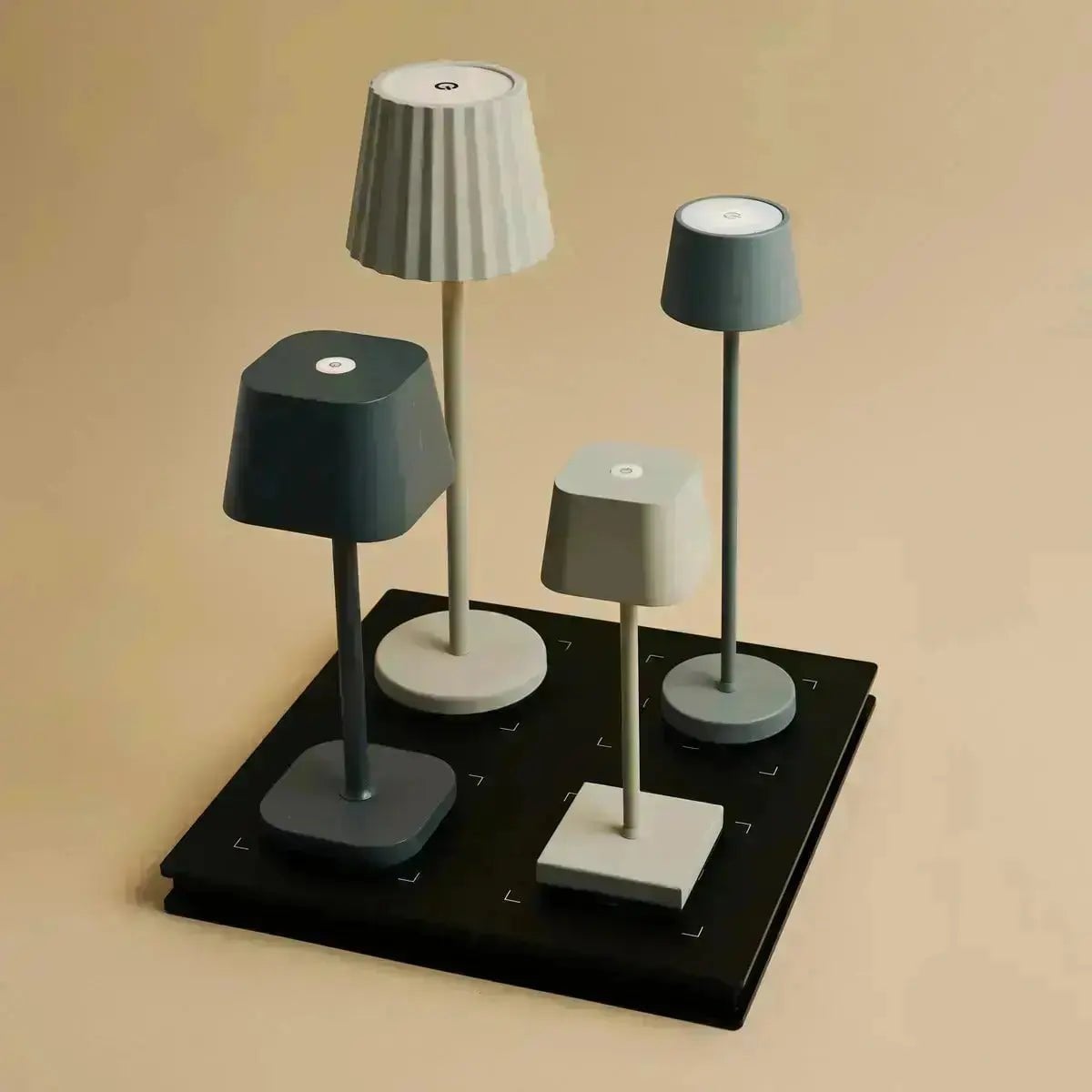 Combiset Professioneel | 4 x Vondel Mini Shadow Grey oplaadbare tafellampen en 1 x Amstel laadstation