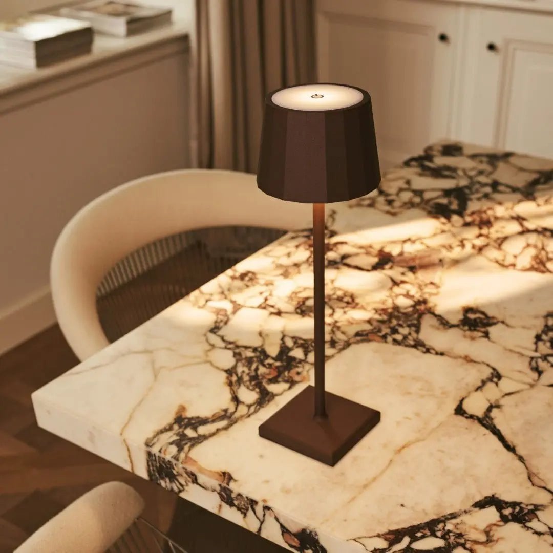 Combiset Professioneel | 4 x Wouter Mokkabruin Oplaadbare Tafellampen & 1 x Amstel Oplaadstation