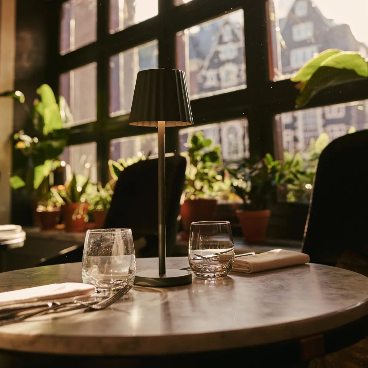 Maya Olijfgroene Geribbelde Tafellamp | 3 lichtmodi, oplaadbaar via laadstation