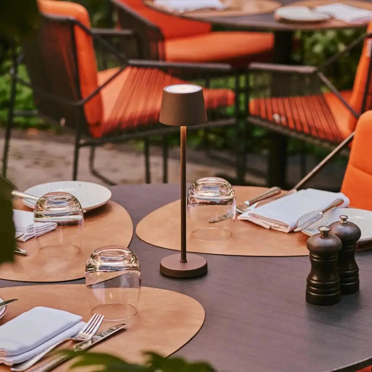 Combiset Professioneel | 4 x Vondel Mini Mokka Bruin Oplaadbare Tafellampen & 1 x Amstel Oplaadstation