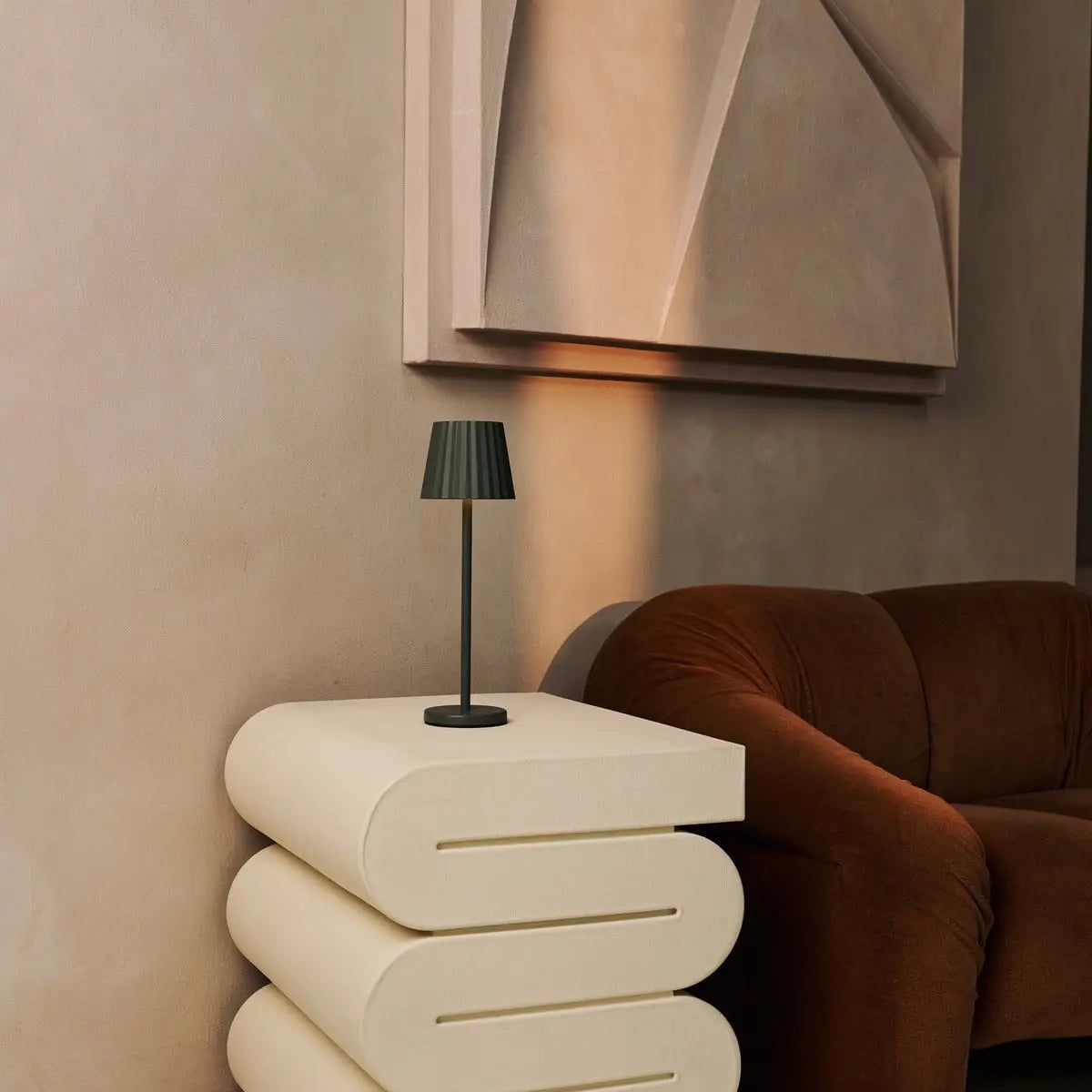 Maya Olijfgroene Geribbelde Tafellamp | 3 lichtmodi, oplaadbaar via laadstation