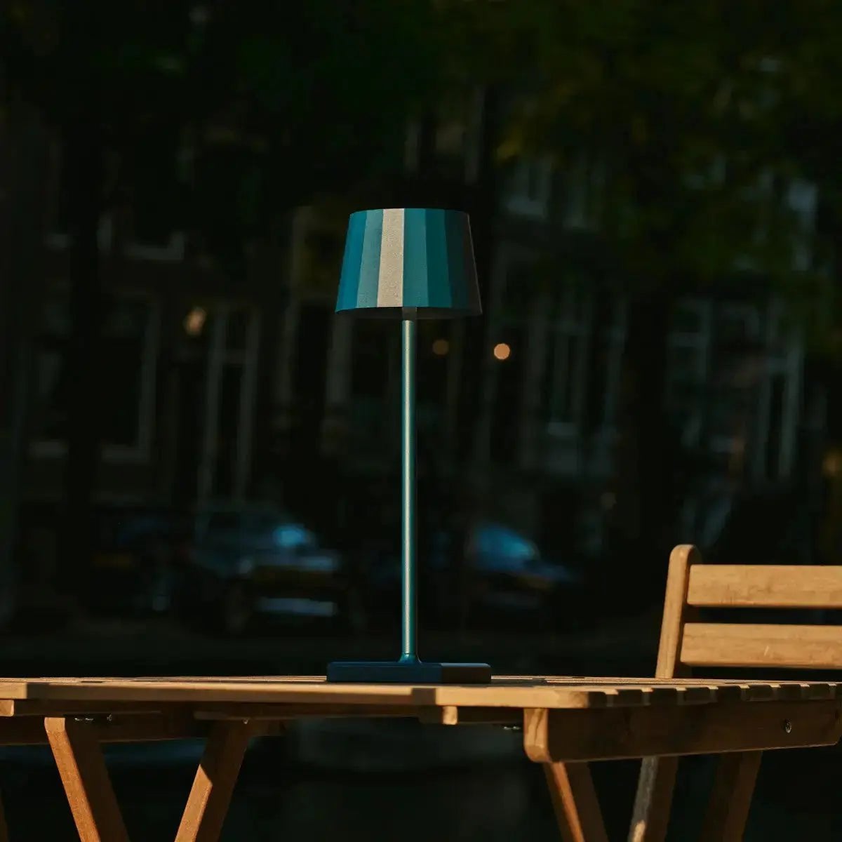 Combiset Professioneel | 8 x Wouter Delfts Blauw Oplaadbare Tafellampen & 1 x Centraal Station Oplaadstation