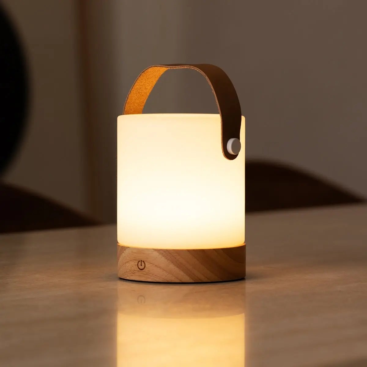 Avery Lichtbruine Oplaadbare Houten Tafellamp | Leren band, draadloos en dimbaar