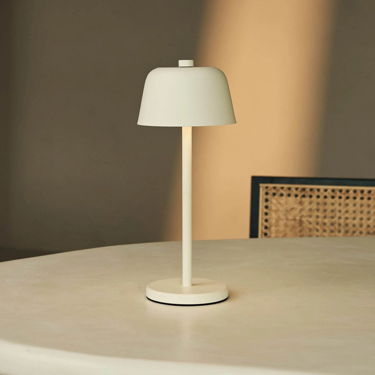 Anton vanille oplaadbare tafellamp | Stijlvolle en draadloze verlichting