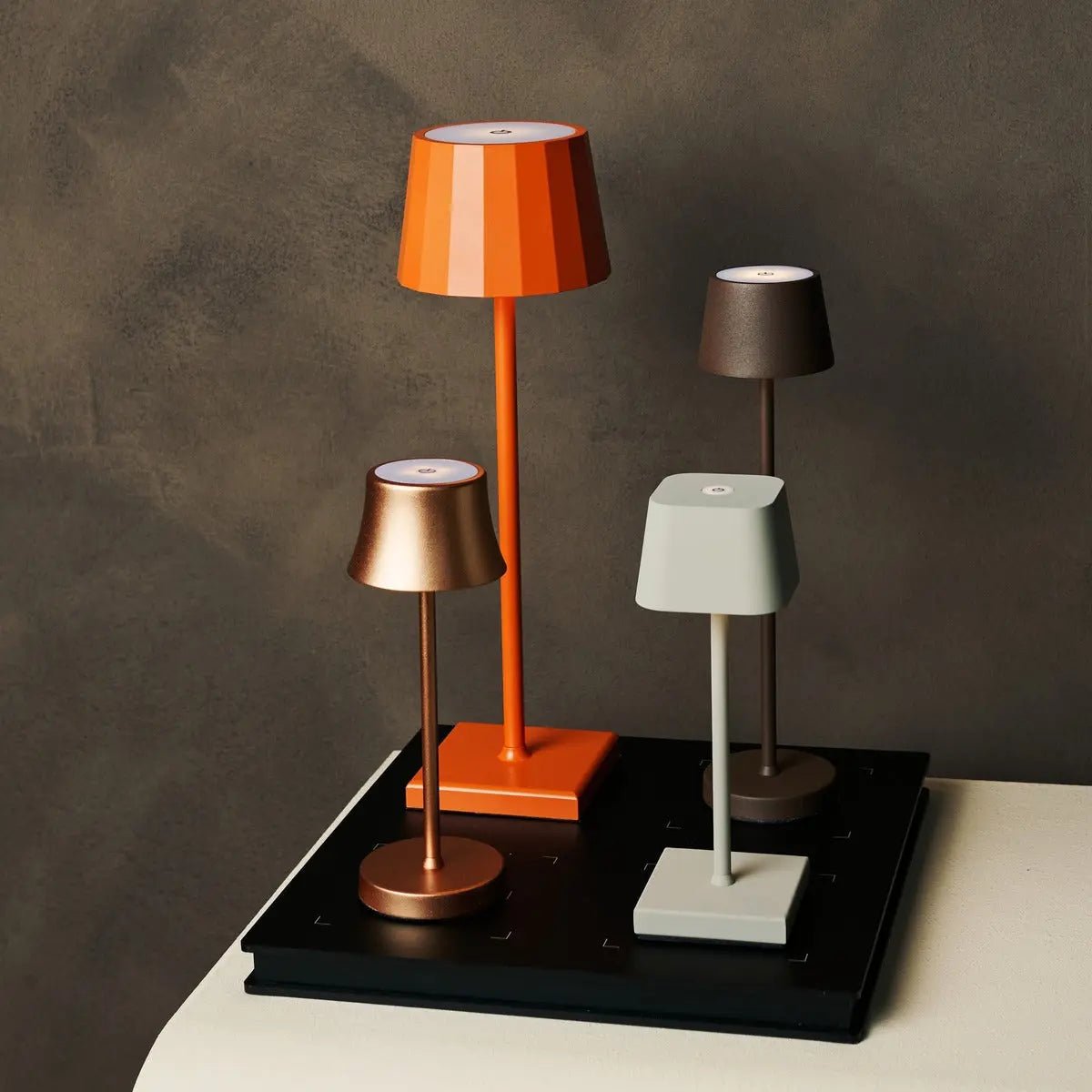 Combiset Professioneel | 4 x Wouter Delfts Blauw Oplaadbare Tafellampen & 1 x Amstel Oplaadstation