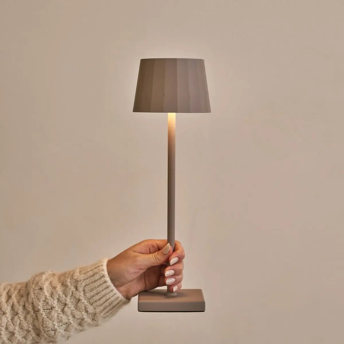 Combiset Professioneel | 4 x Wouter Koala Bruin Oplaadbare Tafellampen & 1 x Amstel Oplaadstation