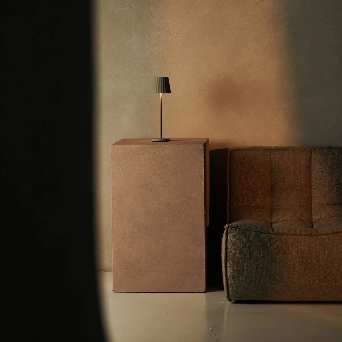 Maya Schaduwgrijze Geribbelde Tafellamp | 3 lichtmodi en oplaadbaar via laadstation