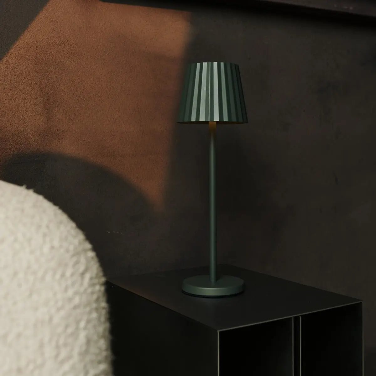 Combiset Professioneel | 4 x Maya Olijfgroene Oplaadbare Tafellampen & 1 x Amstel Oplaadstation