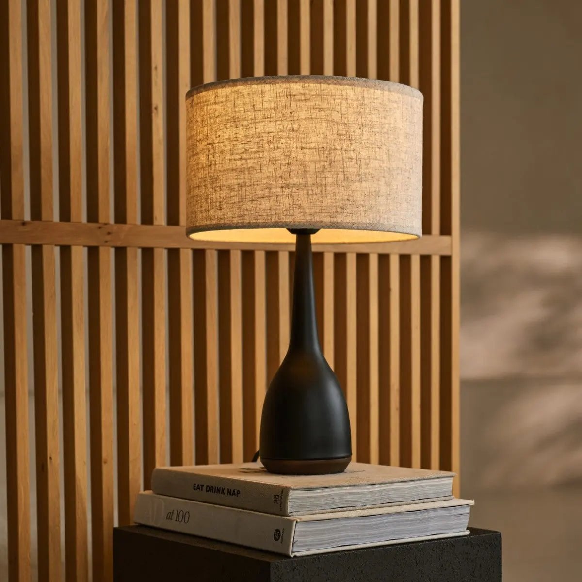 Jacob Zwarte Lamp | Beige Linnenmix Schaduw & Elegante Verlichting