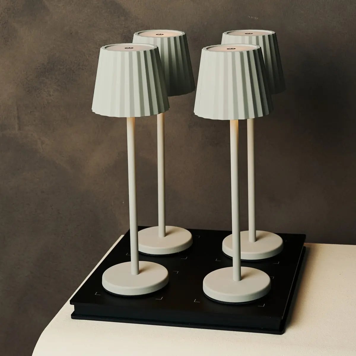 Maya Schaduwgrijze Geribbelde Tafellamp | 3 lichtmodi en oplaadbaar via laadstation