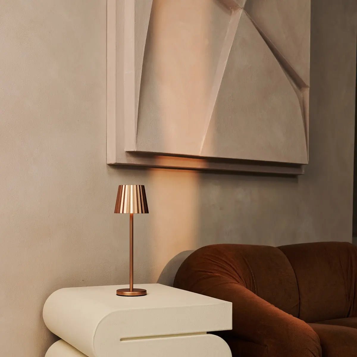 Maya koperen geribbelde tafellamp | 3 lichtmodi en oplaadbaar via laadstation